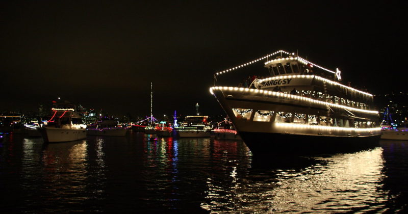 4 Ways to Decorate Your Boat For The Holidays