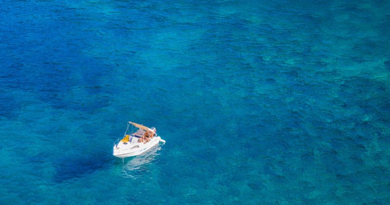 8 Essential Items For a Boat Day